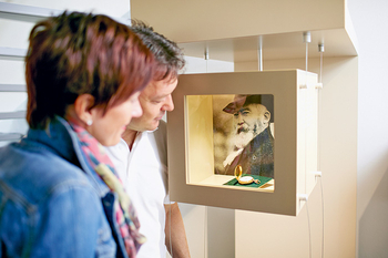 Paar schaut auf Bild von Wilhelm Busch