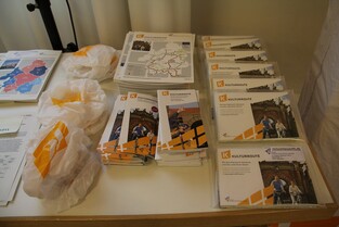 Auslage - Infomaterialien zu Netzwerkprojekten und Publikationen.