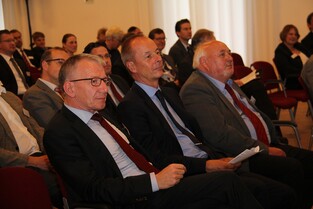 Publikum mit Oberbürgermeister Mende (Celle), Kreisrat Höhl (Landkreis Celle) und Landrat Wegner (Landkreis Celle).