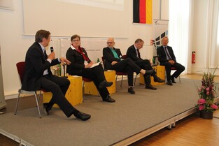 Teilnehmer der moderierten Podiumsdiskussion.