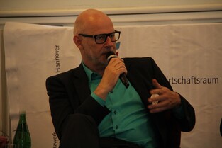 Andreas Kuhnt führt als Moderator durch die Regionalkonferenz.